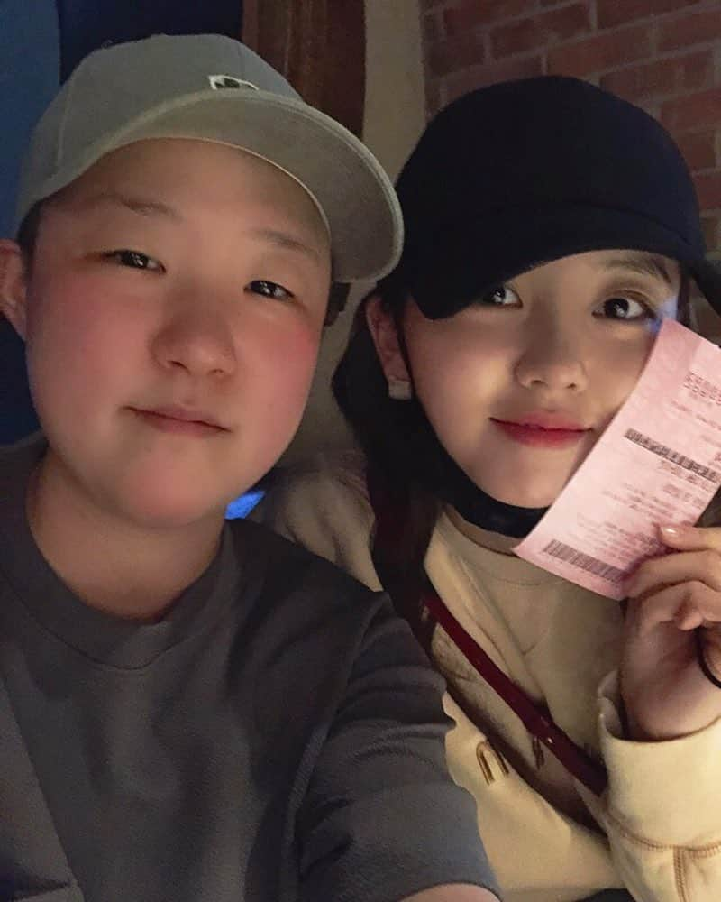 キム・ソヒョンさんのインスタグラム写真 - (キム・ソヒョンInstagram)「우리 사랑스러운 매니저님이랑🍿🎬 서치... 👍🏻 #searching」9月14日 23時09分 - wow_kimsohyun