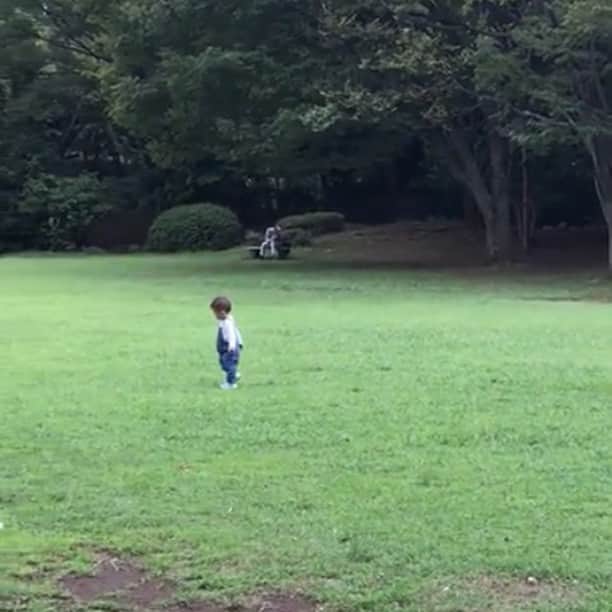 DaisukeNのインスタグラム：「#👶🏼 . . 嫁から送られてくる動画が日々の何よりの癒し息抜き時間✨  #baby #boy #kids #frends #walk」
