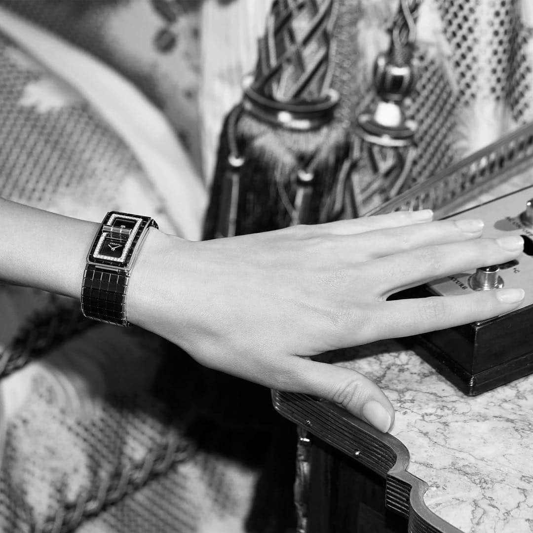 シャネルさんのインスタグラム写真 - (シャネルInstagram)「The CODE COCO BLACK timepiece reinterprets the iconic codes of CHANEL with the Mademoiselle clasp and black ceramic with the quilted motif. A new jewelry watch to decode. #CODECOCO #CHANELWatches」9月15日 1時22分 - chanelofficial