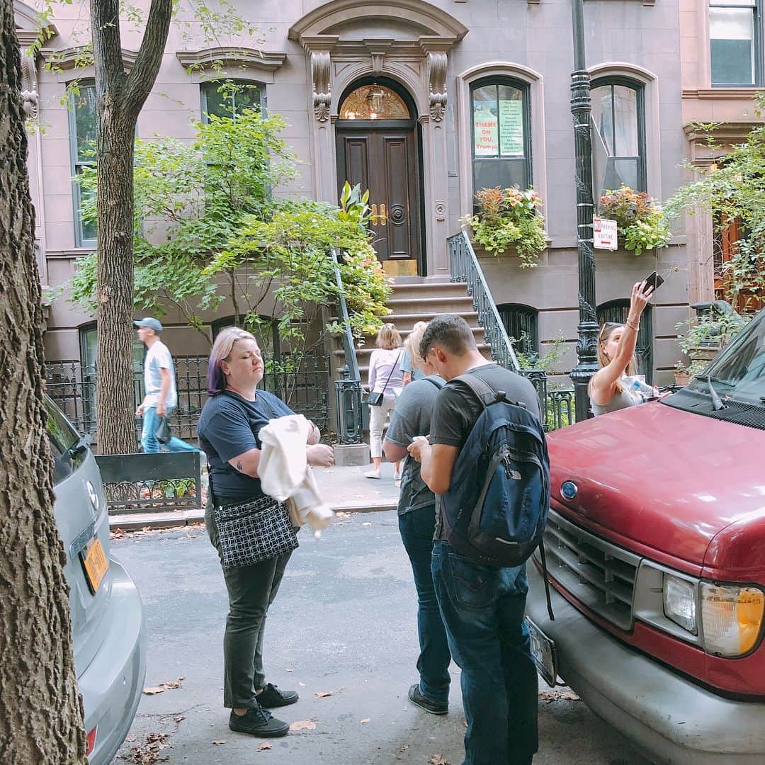 のインスタグラム：「Everybody is taking pictures at 62 Perry street. #sexandthecity #newyork」