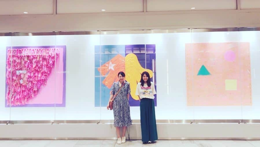 黒川芽以さんのインスタグラム写真 - (黒川芽以Instagram)「この間、明日香と一緒にベッキーの絵を観に行ってきましたよん！勢いのあるものだったり、繊細だったり、色使いも可愛くて、キレイでした(^^) 新宿駅のミライナタワー改札のすぐのとこで20日まで展示してるみたいです。#ベッキー #樋井明日香 #くノ一忍法帖蛍火」9月15日 13時58分 - mei_kurokawa