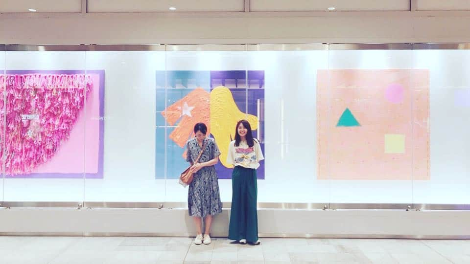 黒川芽以さんのインスタグラム写真 - (黒川芽以Instagram)「この間、明日香と一緒にベッキーの絵を観に行ってきましたよん！勢いのあるものだったり、繊細だったり、色使いも可愛くて、キレイでした(^^) 新宿駅のミライナタワー改札のすぐのとこで20日まで展示してるみたいです。#ベッキー #樋井明日香 #くノ一忍法帖蛍火」9月15日 13時58分 - mei_kurokawa