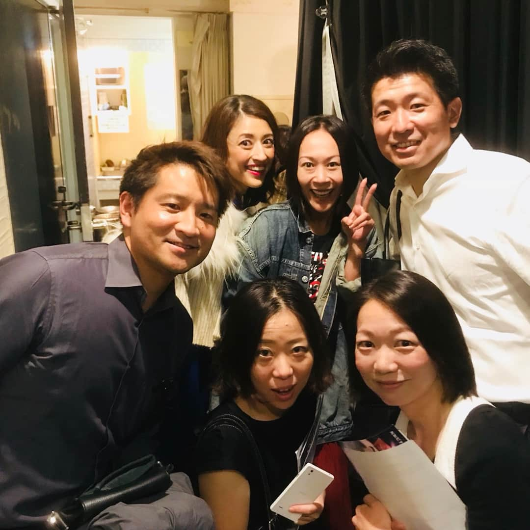 小沢真珠さんのインスタグラム写真 - (小沢真珠Instagram)「昨日は小学校の時の同級生たちが観劇してくれました♪「あいつ今何してる？」という番組後に久しぶりに連絡を取りあって再会したメンバーです。オシャレなフレンチトーストのクッキーを差し入れで頂きました❤︎これから昼公演。頑張りまーす！  #昔の写真  #小学生 #同級生 #あいつ今何してる  #舞台 #鬼だけ殺っしアムッ  #差し入れ #クッキー #ivorish」9月15日 12時56分 - maju_ozawa