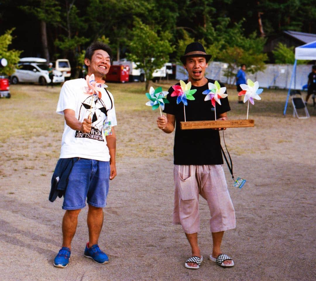 田島貴男さんのインスタグラム写真 - (田島貴男Instagram)「風車と男たち。 #flowercompanyz #オハラブレイク2018 #フィルムカメラ #nikonf3 #carlzeissplanar50  #portra400」9月15日 13時07分 - tajimatakao