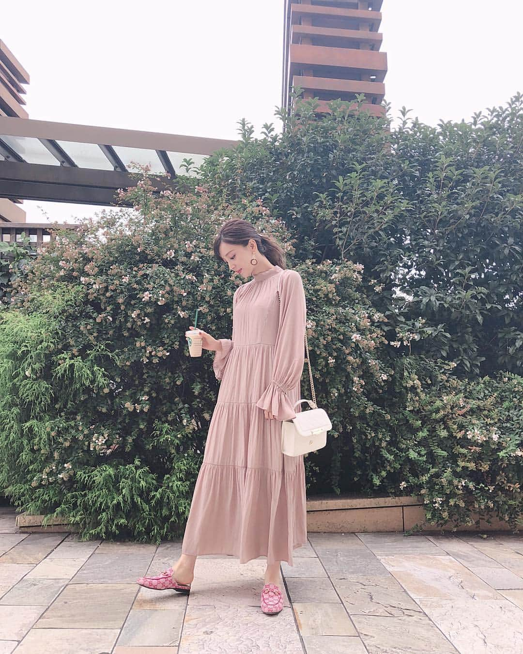 麻亜里さんのインスタグラム写真 - (麻亜里Instagram)「さらりと着られるワンピース👗 最近は専らフラットシューズか低めのヒール😊💕 こういうラフな感じの時には大ぶりのピアスを合わせるとぐっとオシャレ感が増す気がします✨ . #frayid #gucci #プリンスタウン #秋コーデ #楽チンコーデ #おおぶりピアス」9月15日 12時55分 - maari.0108