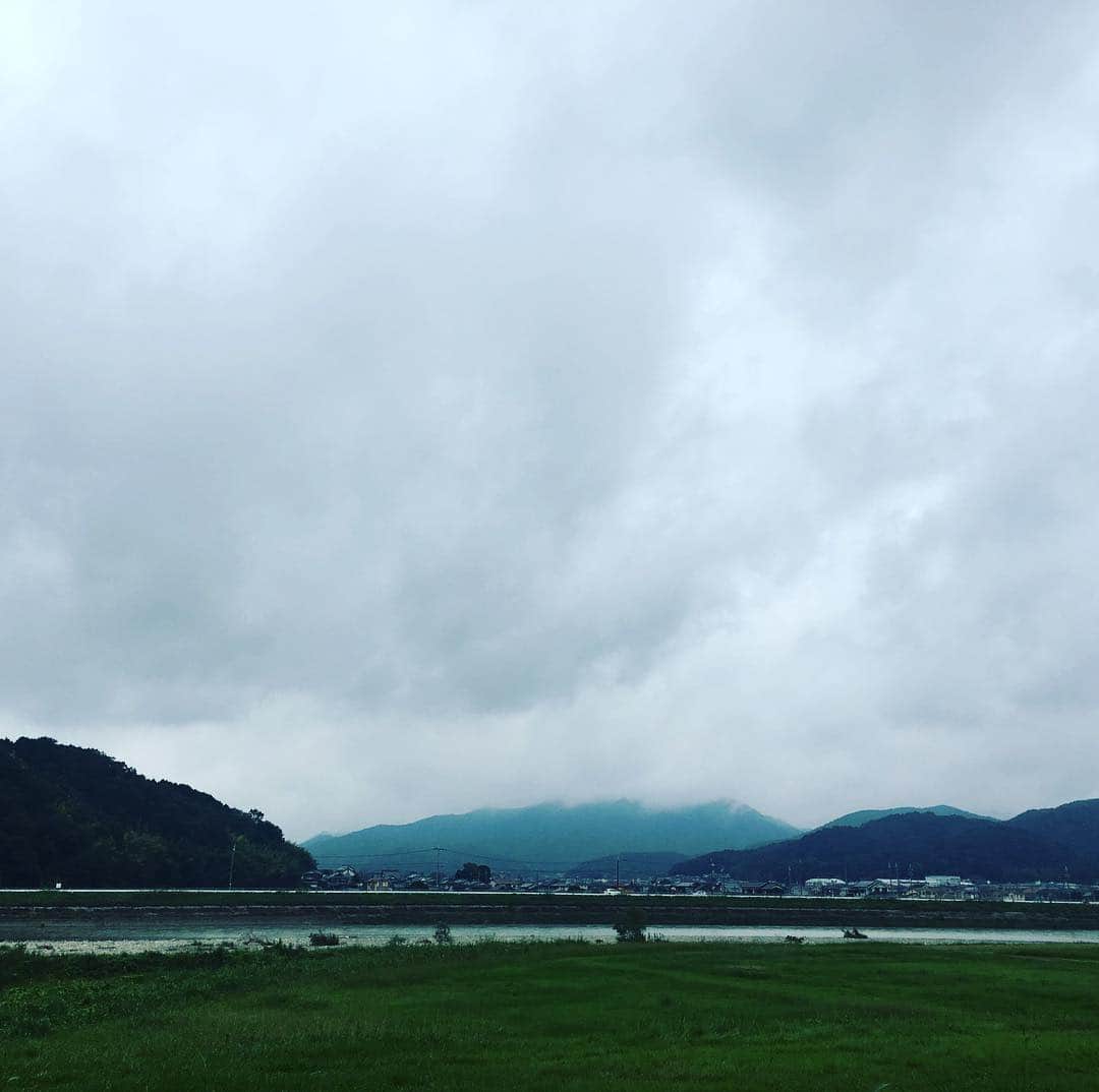 川江美奈子さんのインスタグラム写真 - (川江美奈子Instagram)「姫路に来ています。 すぐそこに川が流れていて 緑がしっとりしています。思わず深呼吸。 ツアーも折り返し地点までやって来ました。ひとつひとつ心血注ごう。 本日もどうぞよろしくお願いいたします！  #今井美樹 #concert #tour #sky #day10 #todayssky #兵庫の空」9月15日 13時31分 - minakokawae