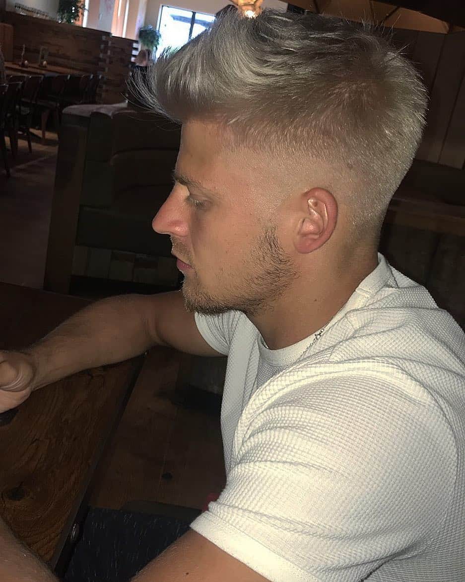 ロイド・イスグローヴのインスタグラム：「Beard gang or nah? 🧔🏼🤷🏼‍♂️👶🏼⚪️」