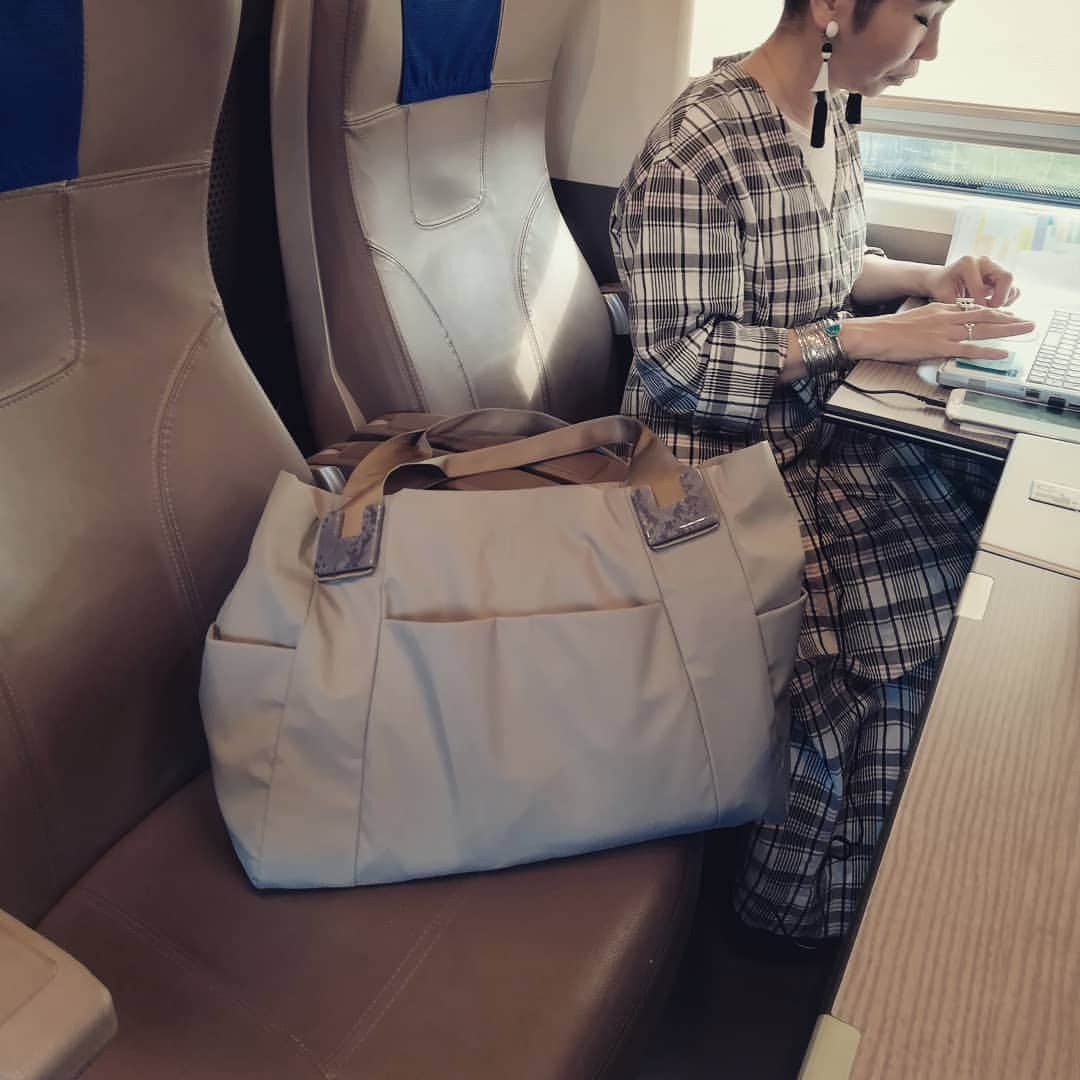 のインスタグラム：「出張でも大活躍。樹脂パーツトートのLサイズ。 ナポリ→🚅→フィレンツェへ 買い付けの旅は続きます。  #ナポリ#フィレンツェ#出張#買い付け#2019SS#ear_papillonner #ear #イアとミミミ #イア #ear_bag #イアバッグ #樹脂パーツトート #バッグ#軽い#大容量#夏のような暑さ#イタリア#italia#italy🇮🇹 #お仕事#移動中」