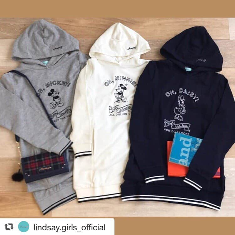 girls fesさんのインスタグラム写真 - (girls fesInstagram)「#repost @lindsay.girls_official をリポスト✨その他、サアヤ&ココハの着用スタイルはリンジィ公式Instagramをチェックしてね❣️❣️❣️ . ❤️New Arrival❤️ リンジィ秋冬カタログの表紙に掲載されていた、ディズニースペシャルアイテムがついに発売✨ 1つ前のポストで、サアヤ©︎が着ていたパーカワンピは、カラバリによってキャラクターが異なるよ✨ 💟topグレー→ミッキーマウス 💟オフホワイト→ミニーマウス 💟ネイビー→デイジーダック 通学にもぴったりなパーカワンピをチェックしてね‼️ . サアヤ©︎着用 ☑︎ミニーマウスワンピース¥8900＋tax . 三連休はLindsayのお店にチェックしに来てね♡ ただいま、リンジィショップではトリプルスタンプフェア開催中です❣️ . Lindsayお店が近くにない方は webサイトよりお買いものいただけます🛍 「ナルミヤオンライン」または 「ZOZOTOWN Lindsay」で検索👉🖥📱 . #Lindsay #リンジィ #narumiyaonline #ナルミヤオンライン #zozotown #lindsay#リンジィ#autumn #collection #18AW #18秋#18AUTUMN #js #jc #junior #juniorfashion #girly #ガーリー #おしゃれ #オシャレ #kawaii #かわいい#mickeymouse #ミッキーマウス #Disney #ミニーマウス #みにーちゃん #デイジーダック #デイジー」9月15日 6時02分 - girlsfes_official