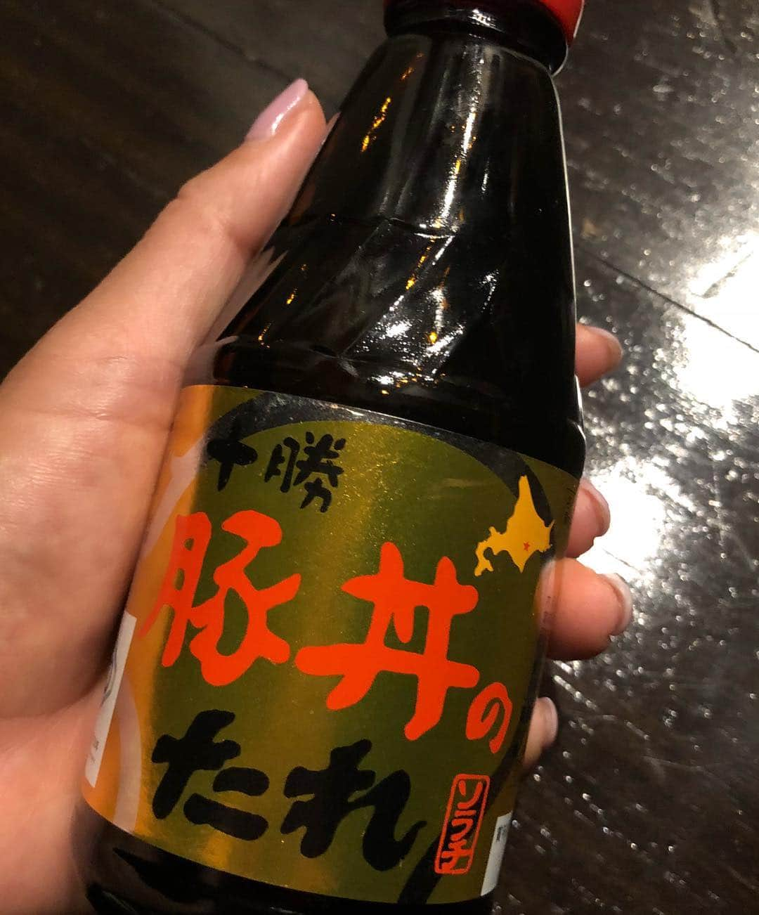 甘糟記子さんのインスタグラム写真 - (甘糟記子Instagram)「昨日のお弁当は豚丼！  前日あゆんこ @ayumiayunco に会った時に、北海道土産で豚丼のタレをもらったんだ！  ちょうどOKストアで焼肉用の豚肉買ってて、これは使うでしょ？！みたいな？（笑）  ありがとうね(๑˃̵ᴗ˂̵) あとは、しめじのソテーと、インゲンの胡麻和えと、竹輪チーズ、味玉、トマト、ウィンナーです(≧∀≦) 竹輪って、詰めるならキュウリかチーズが多いんだけど、あと何が合うのかな〜？（笑）  #甘糟ご飯#ご飯#昼ごはん#ランチ#ランチボックス#弁当#わっぱ弁当 #曲げわっぱ#豚丼#お土産#ナイスタイミング#japanesefood #japanesestyle #bento#lunch#lunchbox」9月15日 7時47分 - norihey924