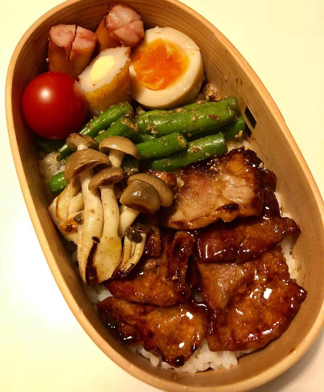 甘糟記子さんのインスタグラム写真 - (甘糟記子Instagram)「昨日のお弁当は豚丼！  前日あゆんこ @ayumiayunco に会った時に、北海道土産で豚丼のタレをもらったんだ！  ちょうどOKストアで焼肉用の豚肉買ってて、これは使うでしょ？！みたいな？（笑）  ありがとうね(๑˃̵ᴗ˂̵) あとは、しめじのソテーと、インゲンの胡麻和えと、竹輪チーズ、味玉、トマト、ウィンナーです(≧∀≦) 竹輪って、詰めるならキュウリかチーズが多いんだけど、あと何が合うのかな〜？（笑）  #甘糟ご飯#ご飯#昼ごはん#ランチ#ランチボックス#弁当#わっぱ弁当 #曲げわっぱ#豚丼#お土産#ナイスタイミング#japanesefood #japanesestyle #bento#lunch#lunchbox」9月15日 7時47分 - norihey924