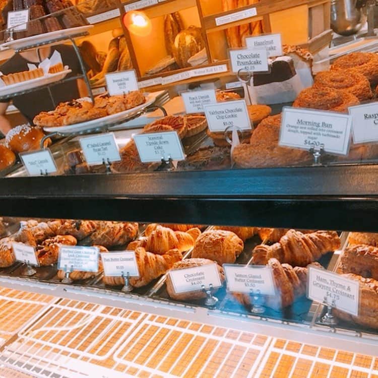 栗山麗美さんのインスタグラム写真 - (栗山麗美Instagram)「美味しいパン屋さんを探すのが最近の楽しみです🥐💕 ・ コーヒーによく合う幸せの香り☕️ ・ ただ、さすがアメリカ🇺🇸 しょっぱい系のパンにほとんど巡り会うことができません😂 ・  そしてアメリカに来て試行錯誤中なのが離乳食！！ 🍼 食材の調達が日本にいる時のようにはいきません。 特に日本のようなプレーンの食パンがアメリカのスーパーではありません💦 ふかふかで柔らかくほんのり甘い食パンは我が子も大好きでした♡ ・ どうしよう？と思った時に出会えた日本の食パン#oyatsupan に感動🍞✨✨ ・ これなら安心して子供にあげられます♪ ・ ・ アメリカ人は離乳食を手作りする人は少なくライスシリアルや市販のベビーフード、家族の食事から取り分けられた離乳食で育つ赤ちゃんがほとんどだそう📝 ・ また、アメリカでは1歳まではほとんど魚を与えないことにもびっくり😳 ・ 他にも日米の差がありそうなのでゆっくり慣れていこうと思います🍀 ・ ・  #パン好き #パン屋さん巡り #アメリカ暮らし #ポートランド生活 #portland #アメリカ子育て #アメリカ育児」9月15日 9時52分 - reimi.kuriyama