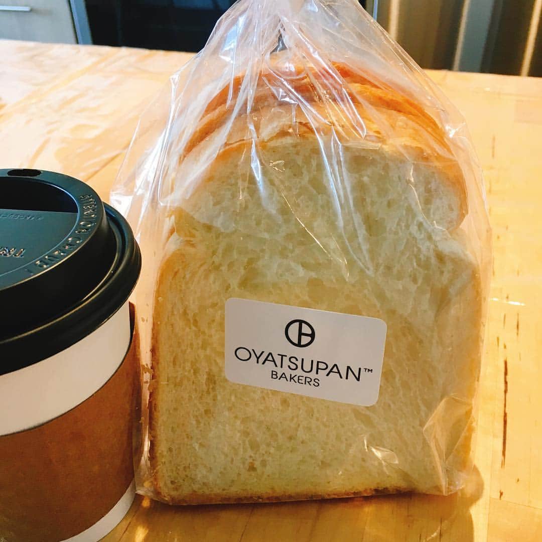 栗山麗美さんのインスタグラム写真 - (栗山麗美Instagram)「美味しいパン屋さんを探すのが最近の楽しみです🥐💕 ・ コーヒーによく合う幸せの香り☕️ ・ ただ、さすがアメリカ🇺🇸 しょっぱい系のパンにほとんど巡り会うことができません😂 ・  そしてアメリカに来て試行錯誤中なのが離乳食！！ 🍼 食材の調達が日本にいる時のようにはいきません。 特に日本のようなプレーンの食パンがアメリカのスーパーではありません💦 ふかふかで柔らかくほんのり甘い食パンは我が子も大好きでした♡ ・ どうしよう？と思った時に出会えた日本の食パン#oyatsupan に感動🍞✨✨ ・ これなら安心して子供にあげられます♪ ・ ・ アメリカ人は離乳食を手作りする人は少なくライスシリアルや市販のベビーフード、家族の食事から取り分けられた離乳食で育つ赤ちゃんがほとんどだそう📝 ・ また、アメリカでは1歳まではほとんど魚を与えないことにもびっくり😳 ・ 他にも日米の差がありそうなのでゆっくり慣れていこうと思います🍀 ・ ・  #パン好き #パン屋さん巡り #アメリカ暮らし #ポートランド生活 #portland #アメリカ子育て #アメリカ育児」9月15日 9時52分 - reimi.kuriyama