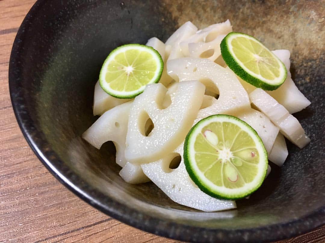 池谷のぶえのインスタグラム：「#セロトニン部 酢レンコンの季節だす。 涼しくなって嬉しい。」