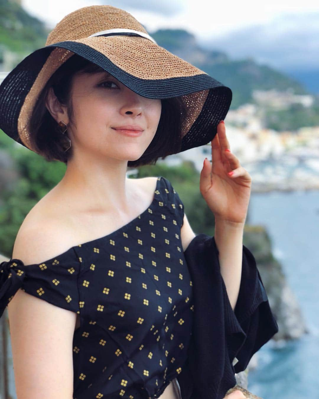 宮澤エマさんのインスタグラム写真 - (宮澤エマInstagram)「Oh hi, I didn’t see you there / 浮かれてるね  #ザ観光客 #amalficoast #floppyhat #italy #vacation」9月15日 12時07分 - emmamiyazawa