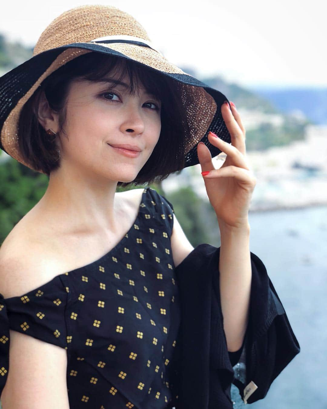 宮澤エマさんのインスタグラム写真 - (宮澤エマInstagram)「Oh hi, I didn’t see you there / 浮かれてるね  #ザ観光客 #amalficoast #floppyhat #italy #vacation」9月15日 12時07分 - emmamiyazawa