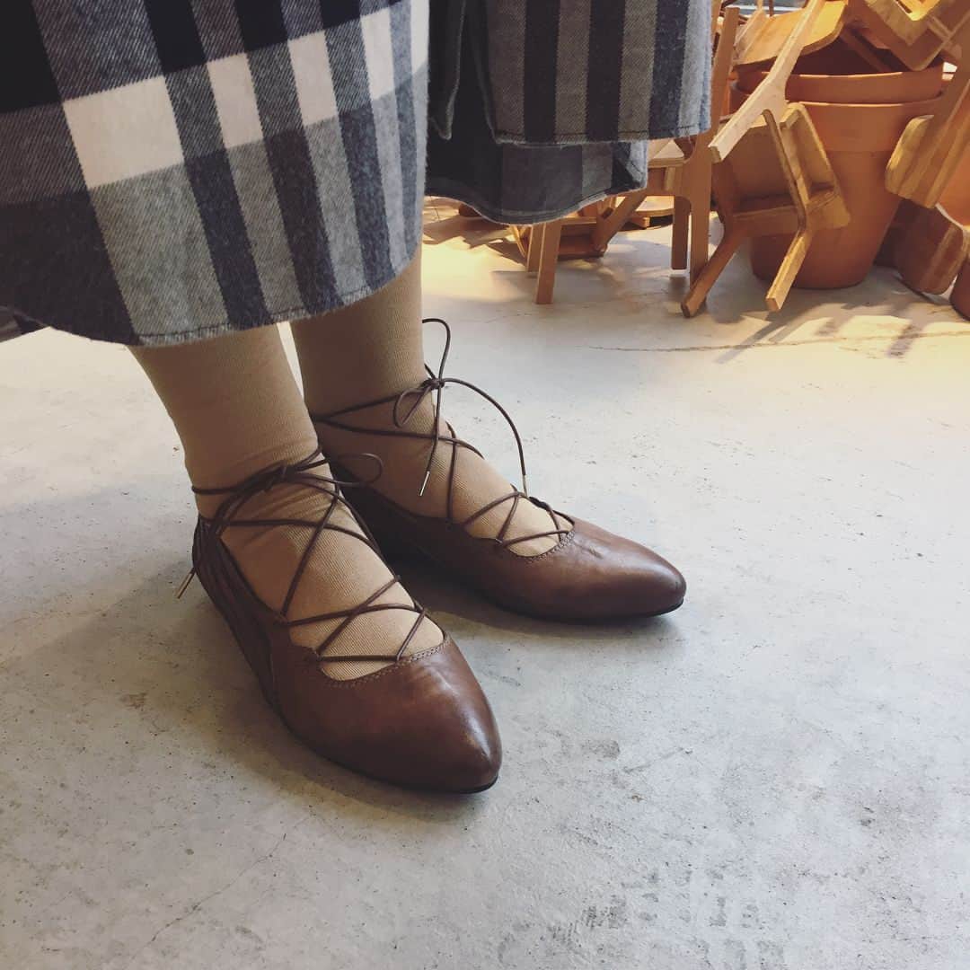 bulle de savonさんのインスタグラム写真 - (bulle de savonInstagram)「◯ピオネロさんpop up◯ . 商品をいくつかご紹介👞🌱 . どれも革が柔らかく、とても履きやすいです。 デザインもどこか変わっていてなかなか出会えない靴ばかり... . #bulledesavon #ピオネロ #ビュルデサボン #革靴 #ポップアップ」9月15日 12時15分 - _bulledesavon_