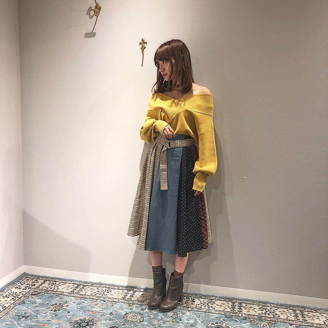 のインスタグラム：「. . ♥dazzlin instagram 着回しリレー♥ 今回は新作のパッチワークスカート🥀 ウエストのベルトでスッキリ見せてくれるから ボリュームあるトップスと合わせても 綺麗に着れちゃいます💘 マスタードカラーのトップスで 秋らしいコーデにしてみました🐥💛 . #2wayニットプルオーバー ¥4,900+tax #パッチワークミディスカート ¥7,500+tax . #dazzlin#dazzlinstaff#dazzlin_snap#code#coordinate#fashion#コーディネート#ファッション#dazzlin_autumn#着回し#秋服#ミディスカート#パッチワーク」
