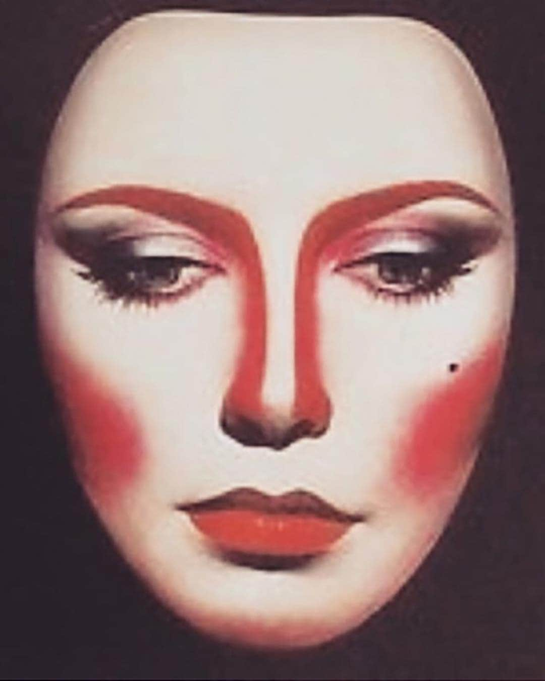 パット・マグラスさんのインスタグラム写真 - (パット・マグラスInstagram)「COUTURE CONTOUR ⚡️⚡️⚡️Bebe Buell by Pierre LaRoche - LOOOVE this #MothershipV #BronzeSeduction shade ‘BLITZ FLAME’ #inspiration」9月15日 22時40分 - patmcgrathreal