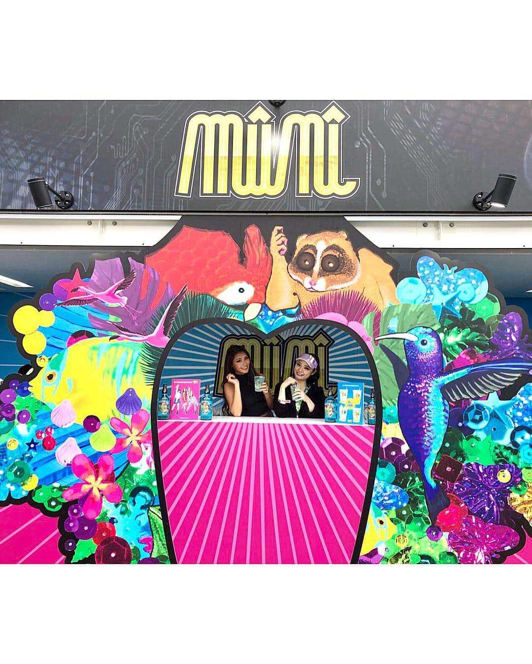 MIKAさんのインスタグラム写真 - (MIKAInstagram)「さっそく、アンバサダーを務めるリキュール「muni (ミュニ)」のブースが #ULTRAJAPAN 2018メインステージエリアに出店しているので遊びに行ってきたよ🎶 ウルトラにピッタリなmuniブース可愛かった〜🍹💓 みんなも遊びに行ってみてね😍 そしてそしてっ❣️ #ウルトラジャパン 期間中、私たちのサイン入りmuniボトル&ポスターのプレゼントキャンペーンも実施中ですので、みんなmuniを飲んでぜひGETしてね(*≧∇≦*)✨ @muni.fun  #muni #cyberjapan #cyberjapandancers #umf #ミュニ #ミュニる #サイバージャパン」9月15日 14時06分 - cjd_mika