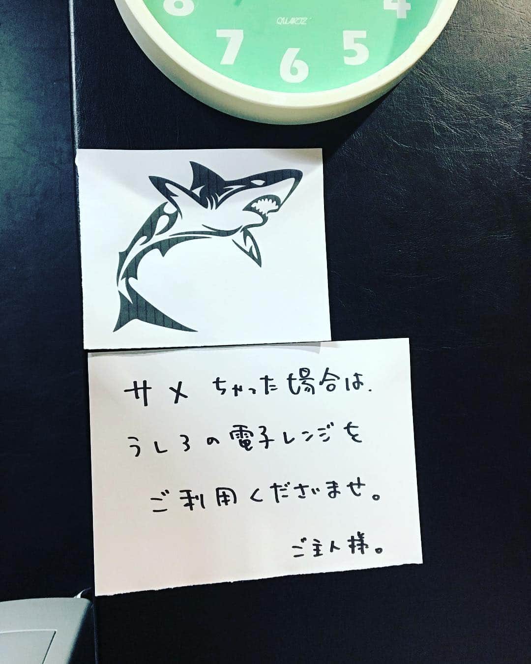 小鳩ミクさんのインスタグラム写真 - (小鳩ミクInstagram)「今日は #金沢エイトホール  にてお給仕。 楽屋のお弁当の隣に大好きなサメさんが貼ってあったっぽ🕊 がんばるっぽ！ BAND-MAID Tシャツっぽ🕊」9月15日 14時37分 - kobatomiku