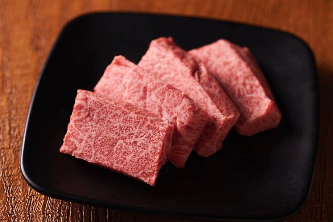 海千山千番長なんば店〈公式〉のインスタグラム：「. 🏔海千山千番長 難波店🌊 . 🍖特選・黒毛和牛炭火焼肉コース🍖 . 【特選ロース】 . A5ランク黒毛和牛の中でも厳選した部位のみを使用した特選焼肉とホルモンがセットになったボリューム満点のお得なコースです😋🍖🍻 . #海千山千番長 #大阪 #難波 #なんば #裏なんば #海鮮 #鮮魚 #刺身 #お寿司 #フグ #アワビ #いくら #ウニ #和牛 #黒毛和牛 #焼肉 #a5和牛 #炭火 #炭火焼肉 #美味しいもん #特選 #タン #牛タン #牛塩タン #海の幸 #山の幸」