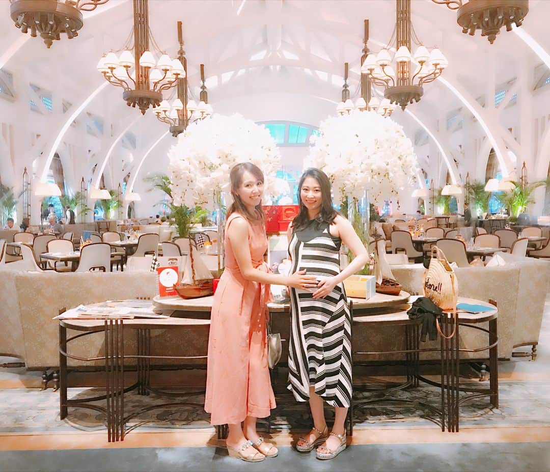 のインスタグラム：「シンガポール🇸🇬に住んでいるお友達のさよこちゃん&夏実ちゃんと^ - ^☕️﻿ ﻿ 出産予定日2日前のさよこちゃんの幸せの詰まった大きなお腹も触らせてもらえた♡﻿ ﻿ 一歩入ると煌めくシャンデリアが迎えてくれて、生演奏にも癒されるとってもステキなところ✨﻿ @fullertonbayhotel ﻿ ﻿ #ks_trip✨ #ks_trip_🇸🇬 #ks_18✨ #singapore #🇸🇬 #関西ママ #京都ママ #👶 #男の子ママ #ママライフ #ママリ #コドモノ #小さな彼氏s #2歳 #シンガポール #フラトンベイ #家族旅行 #シンガポール旅行 #子連れ海外」