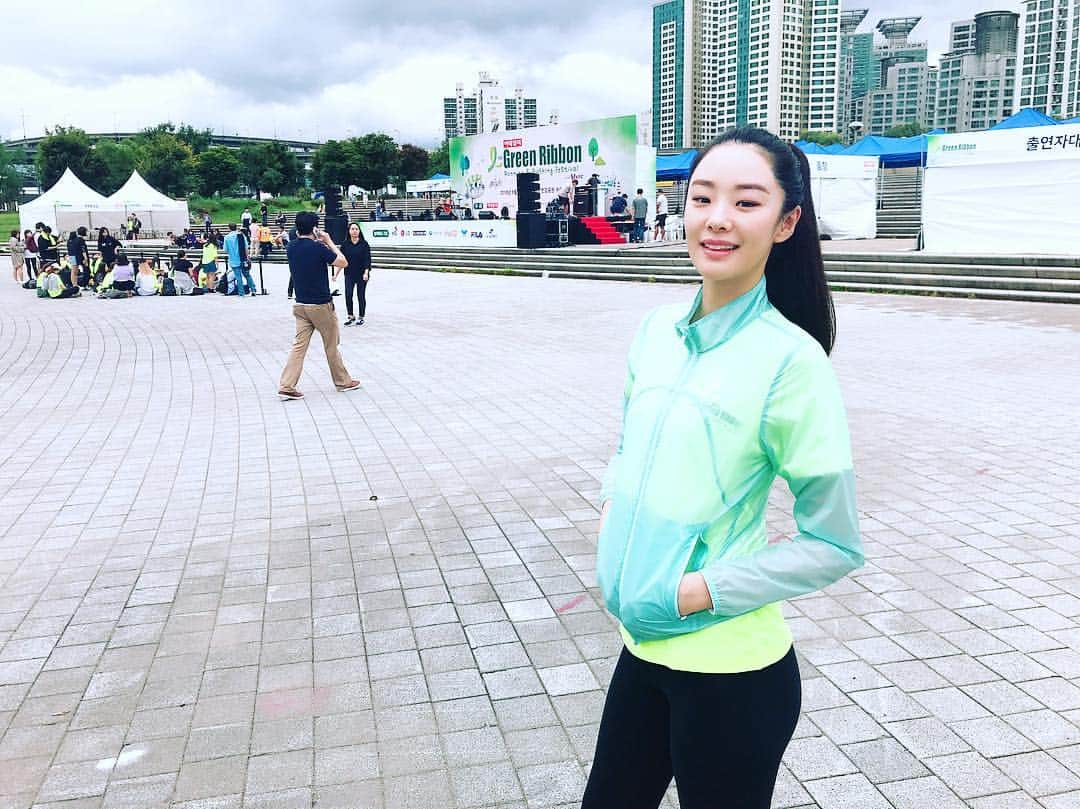 ステファニー・リーのインスタグラム：「그린리본 마라톤대회 💚🎀💚#greenribbon #이데일리  #blackyak」