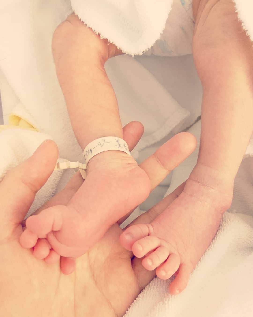のインスタグラム：「7月。 第2子となる男の子を無事に出産しました。  二度目の出産。初めての出産のときのような不安はなく臨んだのですが、二度目だから楽な出産…なんてことあるわけなかったと思い知りました。  けれど我が子の顔を見たら痛みなんて一瞬にして吹き飛んでしまいますね。毎日毎日、息子の顔を眺めながらこの奇跡に感謝し、小さな背中を抱きしめています。  息子二人にマシュマロ(♂)と過ごす日々、夫を入れたら男4人との生活、ますます逞しくなっていく自分に気が付きます。 パワーアップして頑張りますのでよろしくお願いします。  二人育児、ようやくリズムが掴めてきました✊」