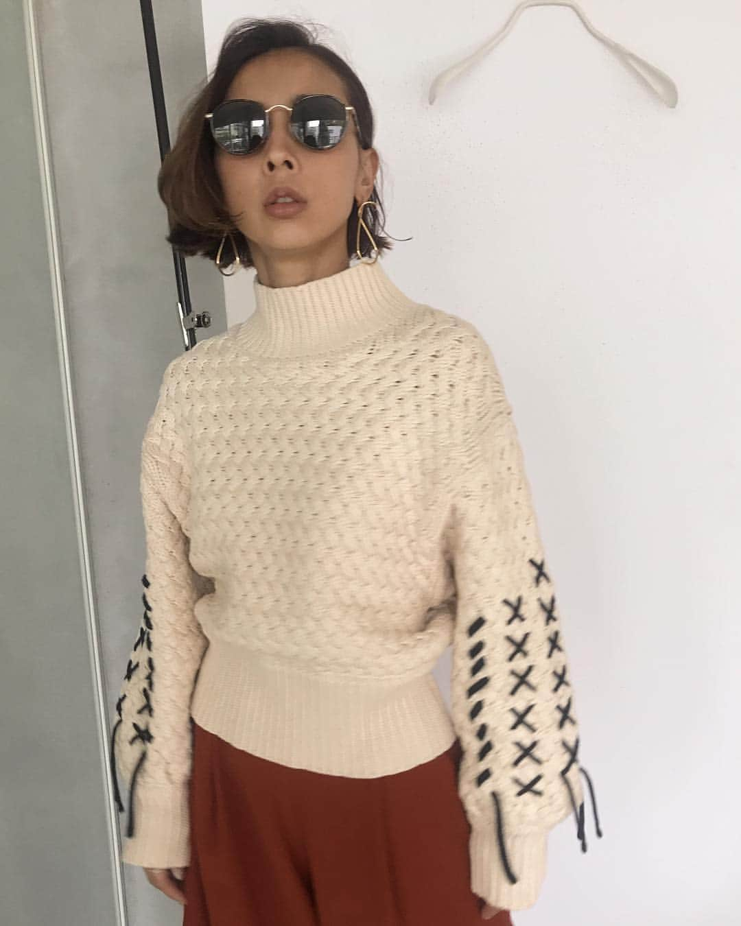 黒石奈央子さんのインスタグラム写真 - (黒石奈央子Instagram)「あめりふく。 . WAFER SHORT KNIT ¥15700+tax 9/21 WARM MOISTEANE PLEATS PT ¥17500+tax 9/21 FLEXURE PIERCE ¥5500+tax 9/18 . ワッフルニットは白、赤、グレーの三色展開だよ！ リボンパンツとの相性も抜群なのだ！ . 詳細はウェブストアのcomingsoonにて . @ameri_shinjuku @amerivintage @ameri_daikanyama #ameri#amerivintage #fashion #coordinate#ootd#outfit#osanposnap #705_outfit #大人ファッション #大人コーディネート #大人スタイル #modestyle #modefashion#modecasual」9月15日 17時18分 - blackstone705