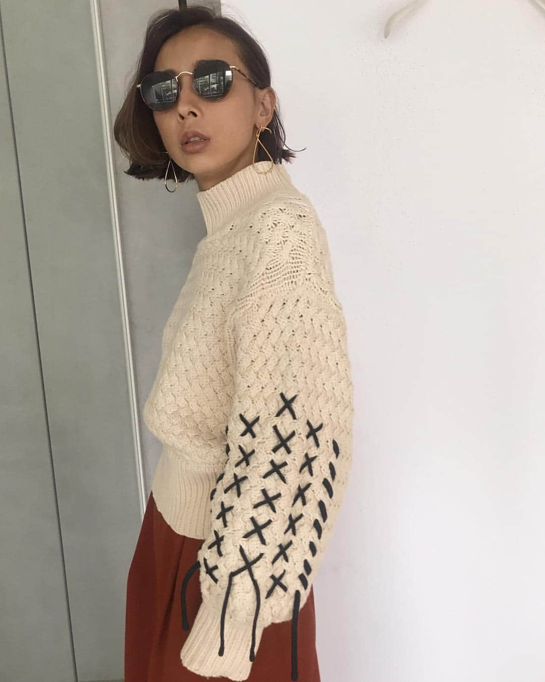 黒石奈央子さんのインスタグラム写真 - (黒石奈央子Instagram)「あめりふく。 . WAFER SHORT KNIT ¥15700+tax 9/21 WARM MOISTEANE PLEATS PT ¥17500+tax 9/21 FLEXURE PIERCE ¥5500+tax 9/18 . ワッフルニットは白、赤、グレーの三色展開だよ！ リボンパンツとの相性も抜群なのだ！ . 詳細はウェブストアのcomingsoonにて . @ameri_shinjuku @amerivintage @ameri_daikanyama #ameri#amerivintage #fashion #coordinate#ootd#outfit#osanposnap #705_outfit #大人ファッション #大人コーディネート #大人スタイル #modestyle #modefashion#modecasual」9月15日 17時18分 - blackstone705