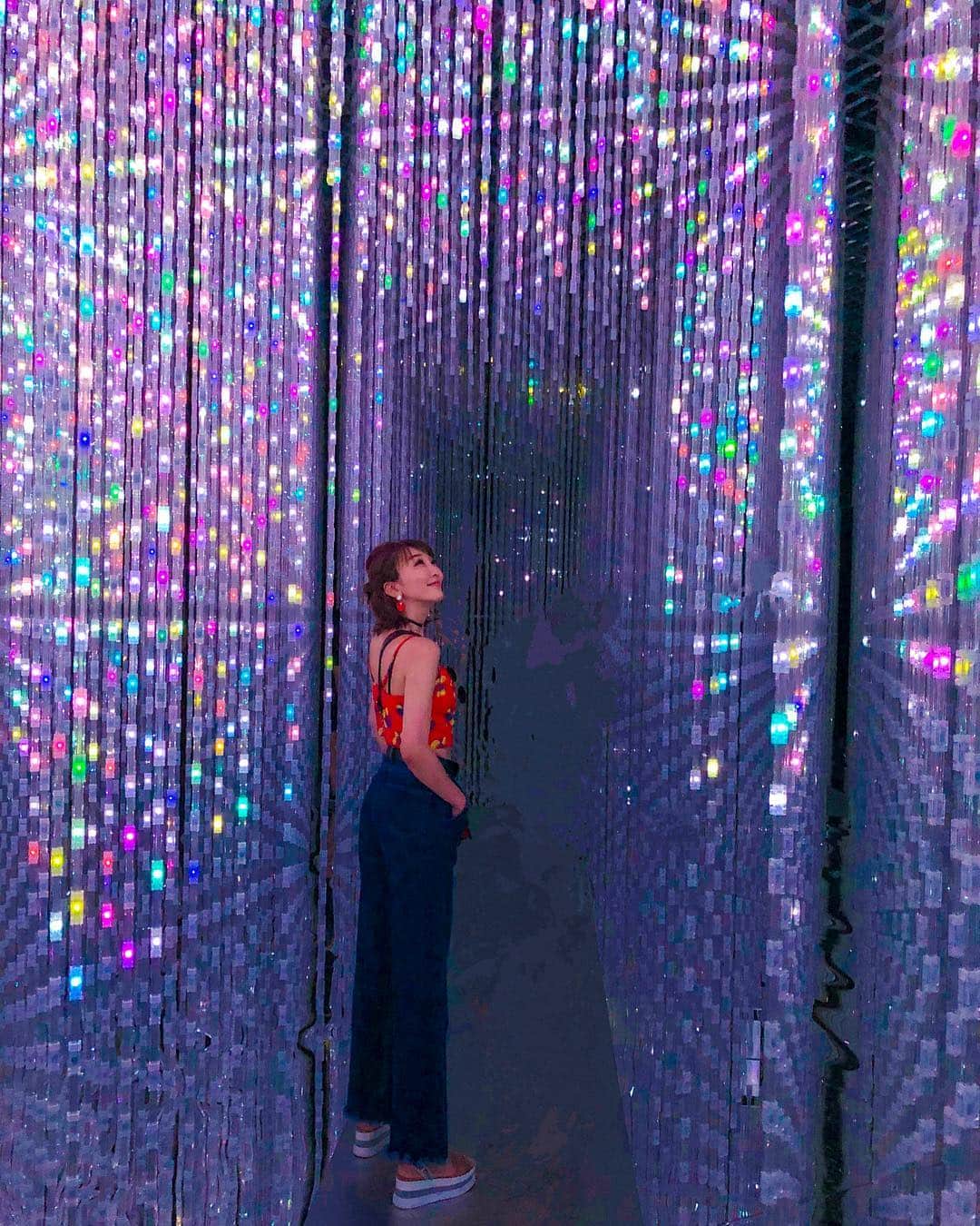 のインスタグラム：「シンガポールのチームラボも またすごかったー😊🎀 ・ digitalアートってほんと凄いな🌈✨🎀 #teamlab #teamlabborderless #teamlabplanets #チームラボ #チームラボシンガポール #シンガポール #dmm#artsciencemuseum #デジタルアート#art#ファインダー越しの私の世界 #digitalart #singapore #アート #trip#travel#travellover #travelling #travelgram #travellers #beautiful #写真好きな人と繋がりたい #旅行好きな人と繋がりたい #tabi#旅#旅行#instatrip#instatraveling #photography #jun__ko_travel」