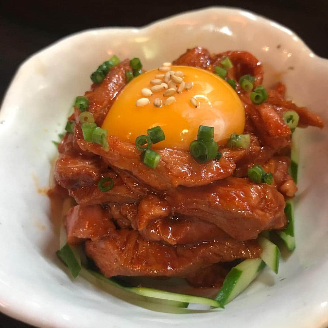 ヤリキ上野総本店さんのインスタグラム写真 - (ヤリキ上野総本店Instagram)「"ハラミユッケ" ハラミの旨味を最大限に引き出した新メニューです！！ 卵黄と一緒に是非😋 #ハラミ#ユッケ#ハラミユッケ#もつ焼き#焼きとん#やきとん#焼き鳥#ホルモン#煮込み#大衆酒場#串焼き#居酒屋#上野#赤提灯#昼飲み#外飲み#テラス席#備長炭#金宮#キンミヤ#ホッピー#せんべろ#ヤリキ」9月15日 18時16分 - yariki_ueno