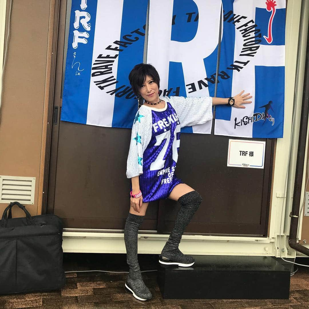 YU-KIさんのインスタグラム写真 - (YU-KIInstagram)「早速衣装のリクエスト👗ってことでありがとう。アフターショー🎤のバックヤード前。 海沿いだから特にスゴくて🌀 氣志團のみんなから戴いた暖簾、押さえないと無理ー。😳とりあえず沢山載せるね🤭 あとはライブ直前上手でのモニターチェック中とか…いろいろ。月曜の #Mステウルトラフェス お時間あったら是非！ #trf25th #yu-ki #氣志團万博2018 #ありがとうございました😘」9月15日 18時27分 - yuuki.trf.1912