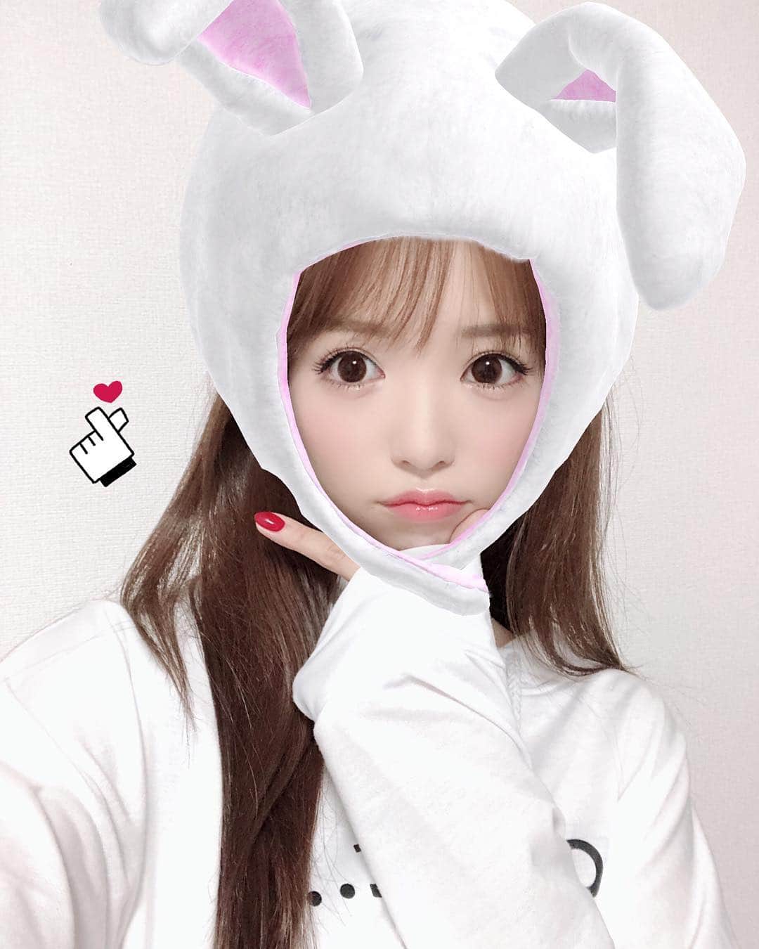 のインスタグラム：「うさぎが盛れると聞いて📸🐰 服も白いから着ぐるみみたい。笑 マツエクつけるから最後のつけまメイクだよ(*^^*) これからご飯❤︎ . #自撮り#セルカ#셀카#b612#うさぎ#つけま#盛れる#パーカー#パーカー女子#休日#今日寒い」