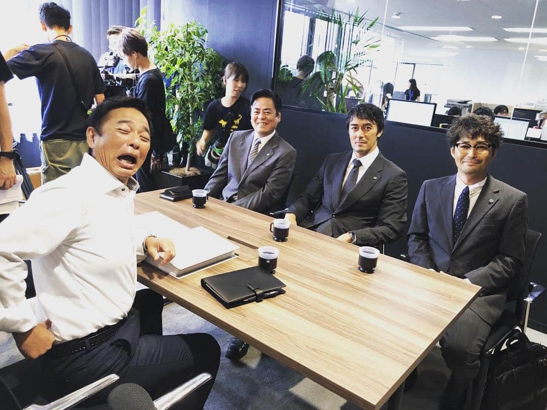 TBS「下町ロケット」さんのインスタグラム写真 - (TBS「下町ロケット」Instagram)「神谷法律事務所での撮影🎥  今作でも大活躍する佃製作所の味方、神谷弁護士のもとを訪れる佃社長たち🏭  お芝居は真剣👀 カメラにはおふざけ👀 佃製作所、ギャップと切り替えが凄い…  #超長ゼリフをスラスラ言う神谷弁護士すごい🙏 #他の皆様も長台詞シーンございまして毎度驚きの連続 #そんな熱いシーンを早く届けたい📺 #少しでもインスタで伝われば🔥 #阿部寛 #安田顕 #恵俊彰 #立川談春 #下町ロケット #池井戸潤 #tbs」9月15日 19時14分 - rocket_tbs