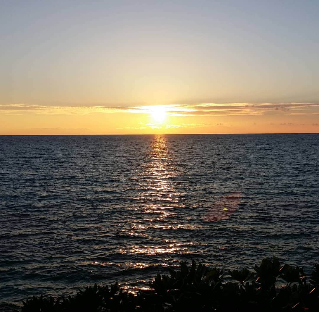赤荻歩さんのインスタグラム写真 - (赤荻歩Instagram)「皆様ご無沙汰をしてしまいました。 リフレッシュをしました。 引き続きどうぞよろしくお願いします❗ #沈みかけの太陽に照らされた海の色 #一番好きな色 #また頑張ります！」9月15日 19時24分 - akaogi.ayumi