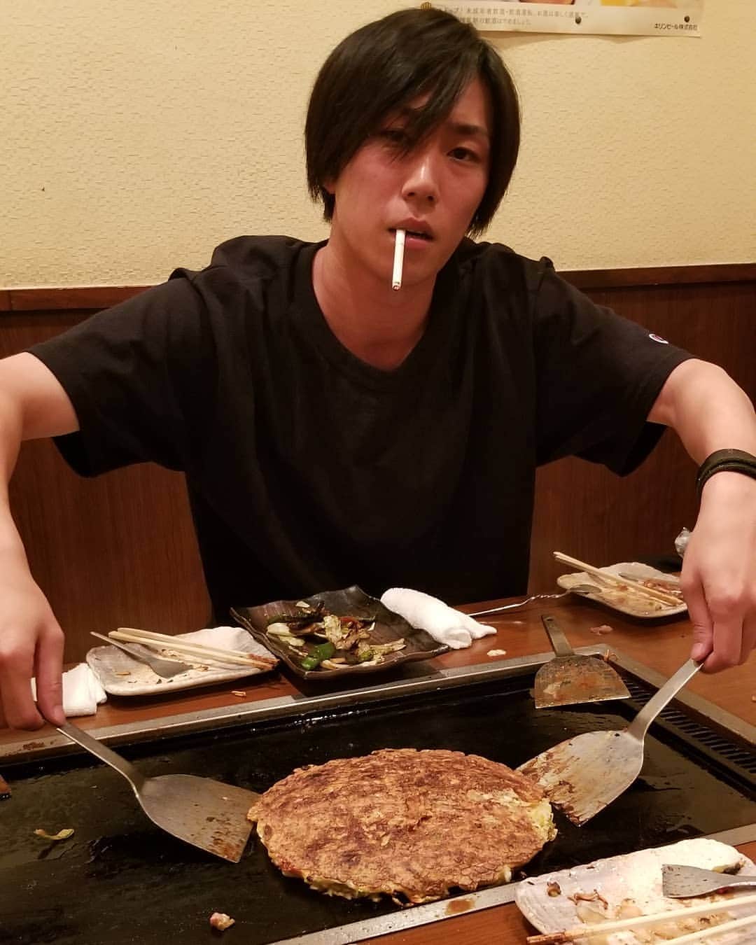 柄本時生のインスタグラム：「ついに料理まで披露してくれたよ、お好みをひっくり返してはこっちみてるんだけど？？ソース、マヨ、青のり、かつお節の量聞いてくるし、俺のお好みに合わせてどうするんだろ？？ひっくり返そうとしてるな、俺との関係ひっくり返そうとしてるなこれ。。」