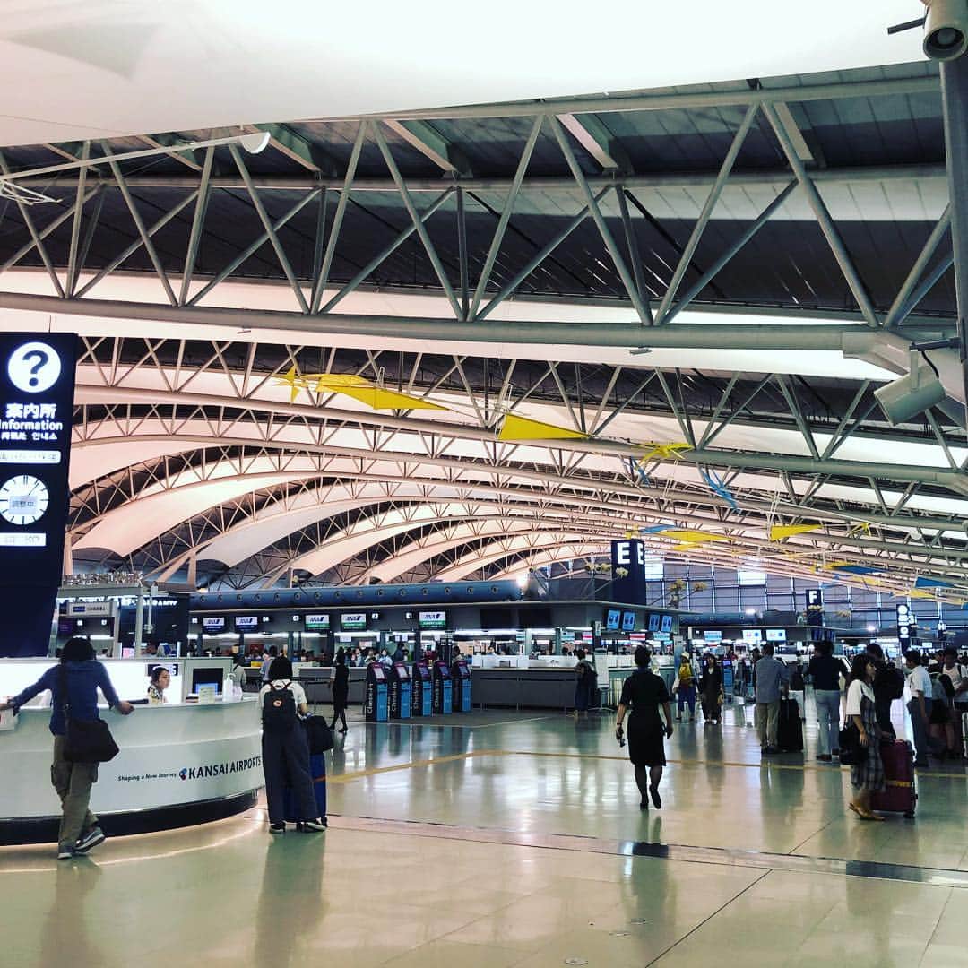 KiYOのインスタグラム：「めっちゃ暇で😵 I have nothing to do. . 「今の#関空、何時間かかるかわからんよ」と皆さん煽るから、かなり早めに来てみれば、、 Everyone said "It takes a hell of a time to the #airport because of #traffic," so I left home earlier than planned, but... . すんなり着いてしまってめっちゃ暇🙄 I arrived here without any problems. Thanks to you, I'm bored to death lol . #マック も#ツタヤ も休業中、#ローソン も殆ど空っぽ😢 いや飛んでくれるだけでも御の字なんですけど😌 Since the #TyphoonStruck in Osaka, #McDonald's and #TSUTAYA have closed. Also, about everything in #LAWSON was sold out... Just #takeoff, will do. . . それにしても暇な😓 I'm so bored, btw :( . . . #HANZOさんやっと観れました #久しぶりに小夜様に会ったら前日誕生日だったとか☠ #ご飯奢らせて頂きますルート不可避／(^o^)＼ #皆さま素敵な連休を😢 . #kiyonomo」