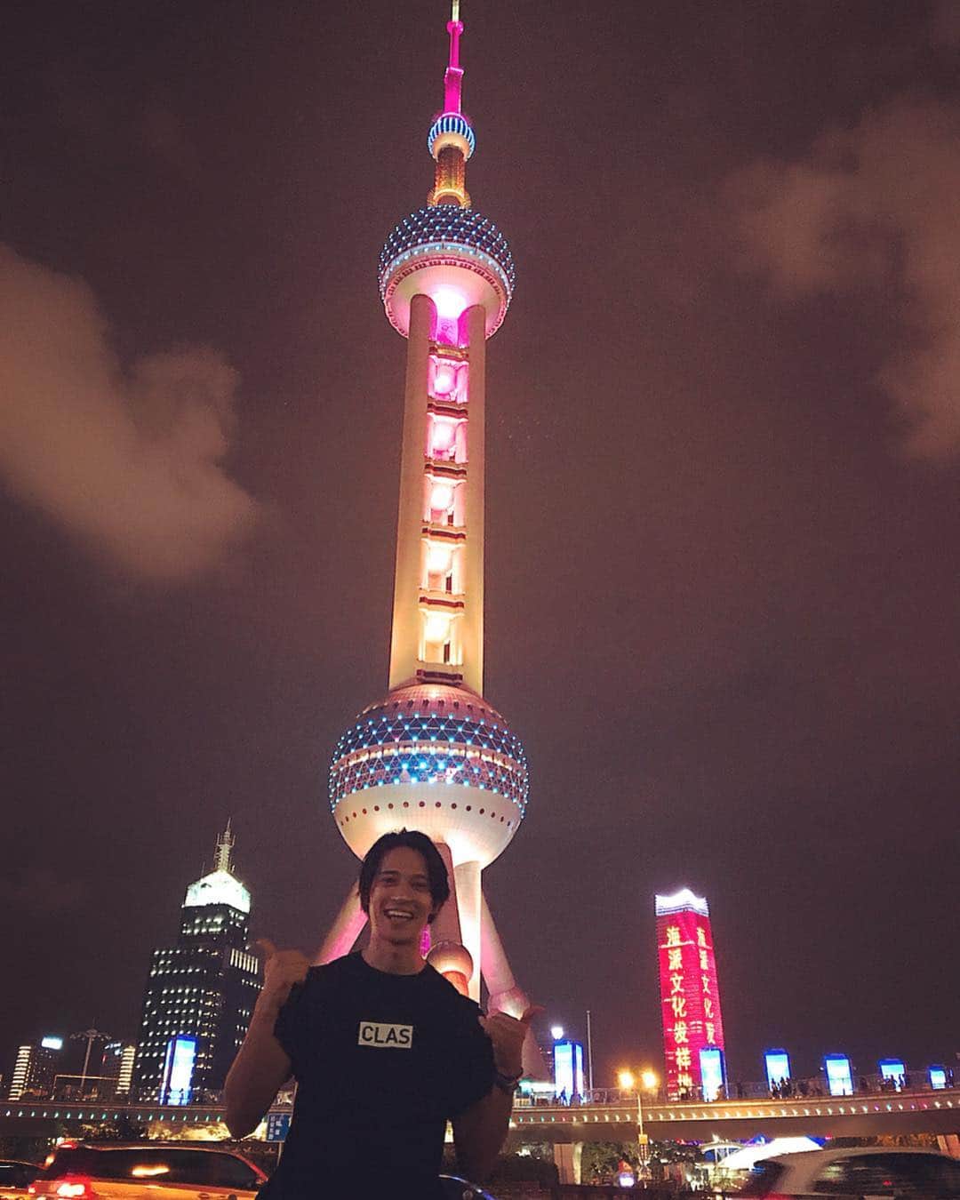 久保裕丈さんのインスタグラム写真 - (久保裕丈Instagram)「上海では全く観光なんてできなかったけど、唯一撮れた観光っぽい写真がこちら🤳 3連休も毎日仕事だし、新しいことだらけでプレッシャーもあるけど、楽しいねー☺️ #CLAS #買わない暮らし #家具レンタル #家具 #インテリア #スタートアップ #ベンチャー」9月15日 19時44分 - hirotakekubo