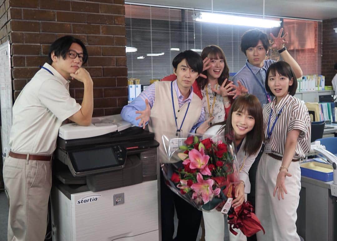 フジテレビ「健康で文化的な最低限度の生活」のインスタグラム：「【ケンカツ最終回まであと3日☺︎】 同期メンバーで一番にアップしたのは川栄さん😊 個性豊かな5人も、すっかり打ち解けましたね✌🏻 🐣コメント抜粋🐣 「同期で一番初めに撮影したぎこちなさから、ここまで仲良くなるとは思いませんでした！山田君と小園君は(落ち着きもなく)人を笑わせる力が凄いなと思いました(笑)」 . #健康で文化的な最低限度の生活 #ケンカツ #吉岡里帆 #井浦新 #川栄李奈 #山田裕貴 #小園凌央 #水上京香 #クランクアップシリーズ」