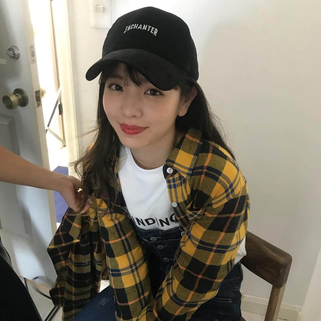 高橋有紀のインスタグラム：「天使さまのCM放送開始かな👼 真夏日に冬服でもにこにこな真悠ちゃん〜〜〜 #かわいい #とにかくかわいい #横田真悠  #osakana_yuki #hairmake」