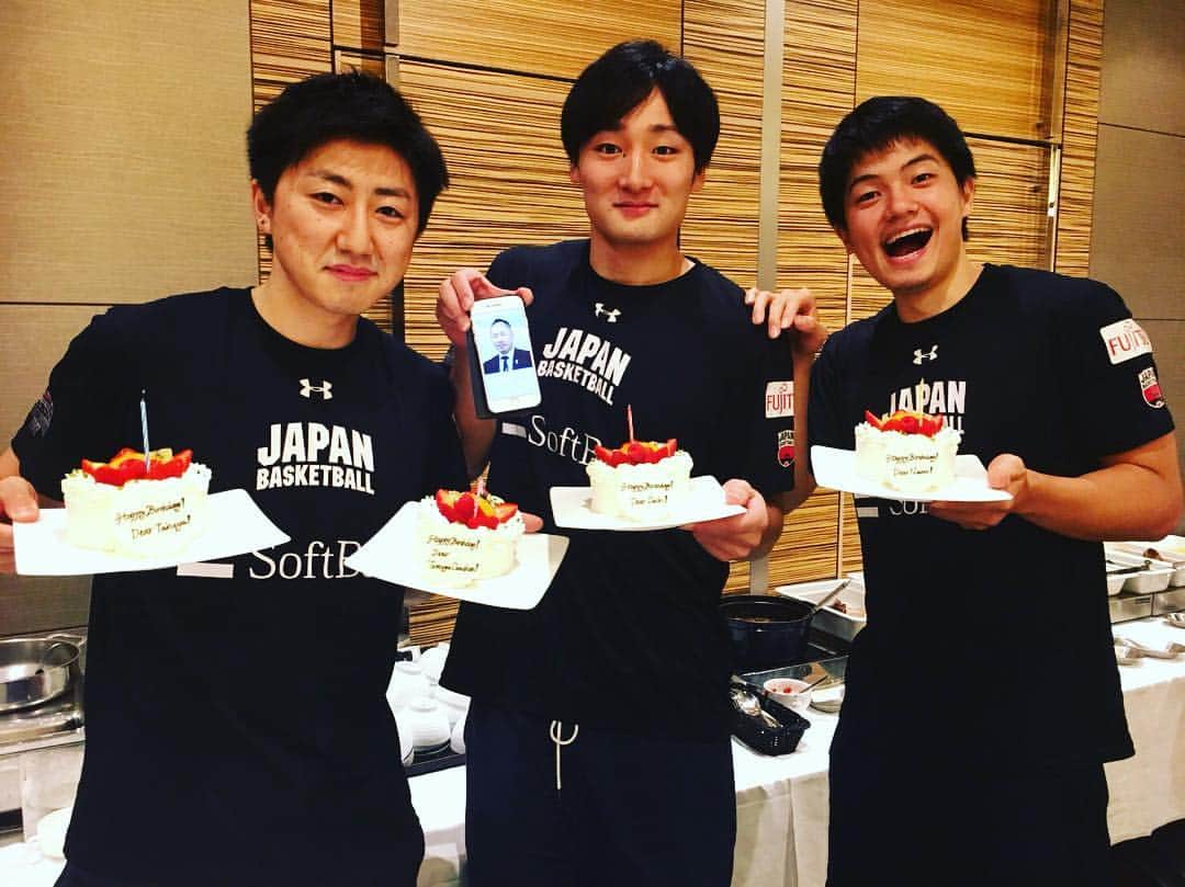 のインスタグラム：「帰国しました !! 明後日に向けていい準備します ! ホーム戦応援よろしくお願いします。  9月誕生日組お祝いしてもらいました !! 代表メンバーの皆さんありがとうございます !!」