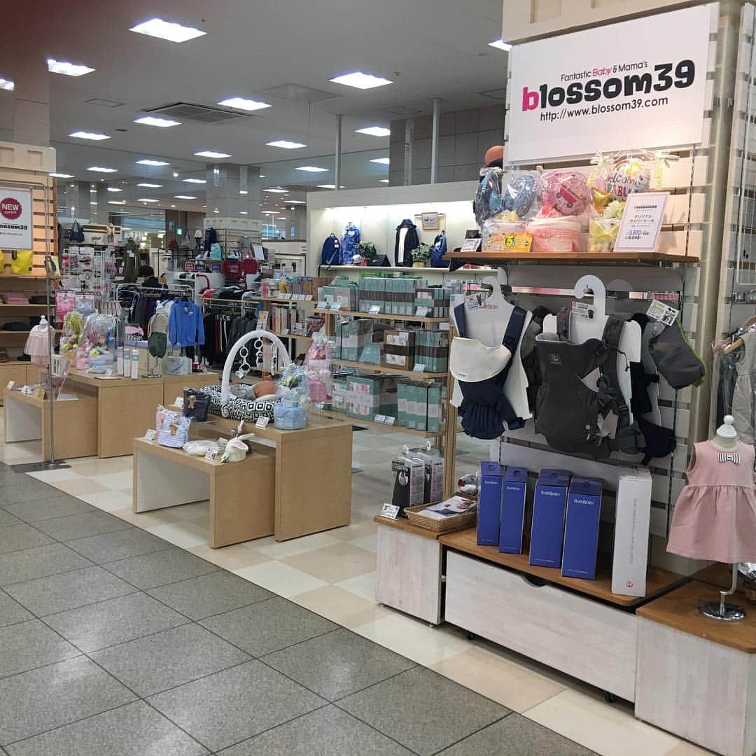 blossom39_officialさんのインスタグラム写真 - (blossom39_officialInstagram)「『blossom39 select FKDインターパーク店』がオープンしました！ ベビー雑貨はもちろん、バガブー・サイベックス ・ストッケ・yoyo等、色々なベビーカーもご覧頂けます☆ 近郊の方は是非遊びに来て下さいね♪ 住所：栃木県宇都宮市インターパーク6-1-1 FKDインターパーク2F TEL：028-657-6553 営業時間：10:00～21:00 #blossom39#ブロッサム39#FKD#FKDインターパーク#インターパーク#baby#gift#プレママ#bugaboo#yoyo#cybex#stokke」9月16日 8時15分 - blossom39_official