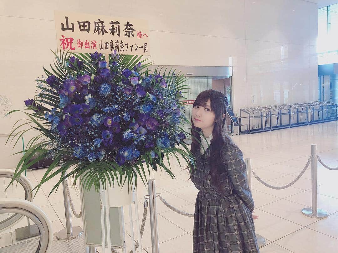 山田麻莉奈さんのインスタグラム写真 - (山田麻莉奈Instagram)「. . フラスタもたくさん❁❀✿✾ . ありがとうございました イメージカラーのブルーも 赤やピンクのお花も とてもうれしかったです。🦋 . うれしくて いっぱいお写真取っちゃいました いつもありがとうだいすきです..❤︎❤︎ .」9月16日 0時42分 - marina.yamada_324