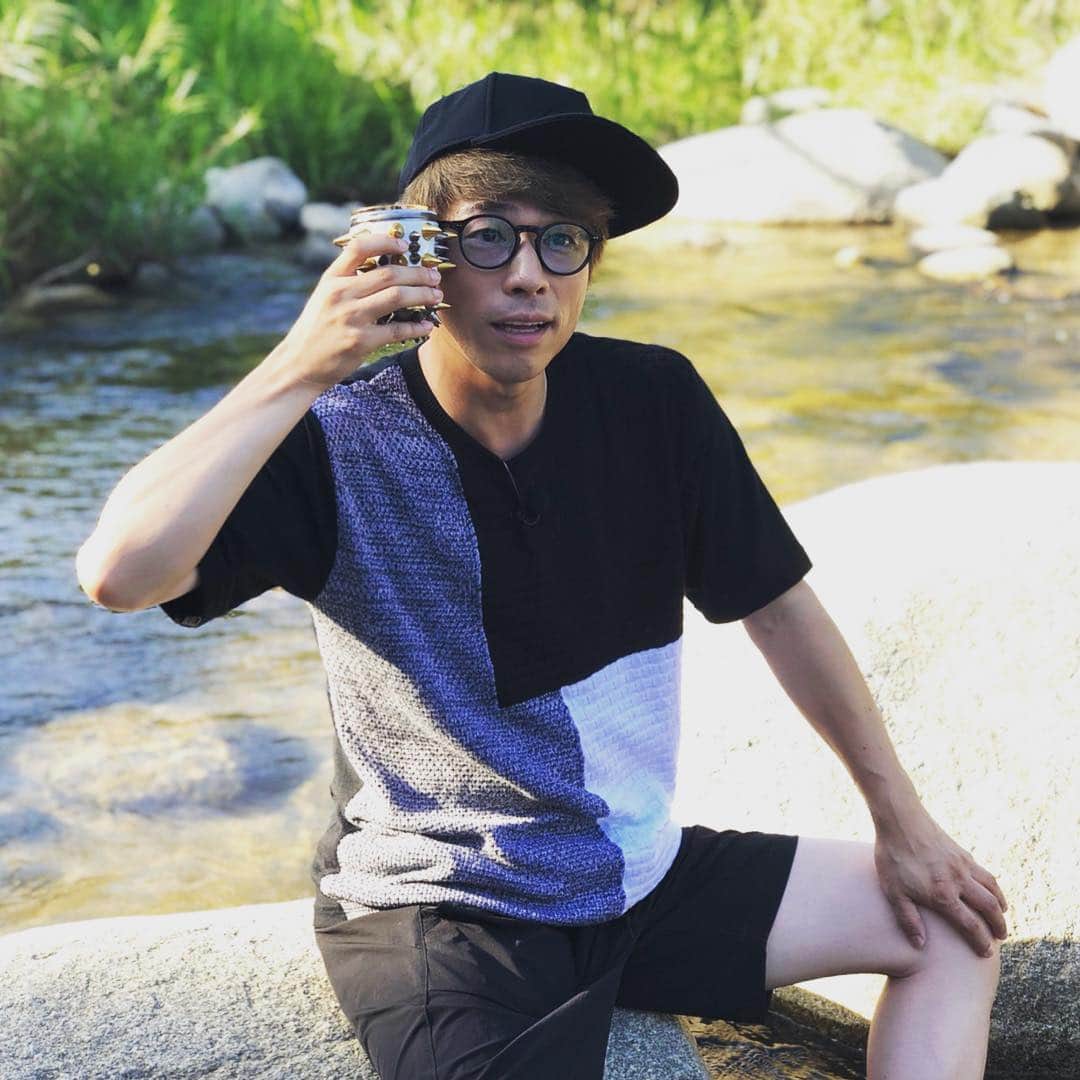 田村淳のインスタグラム：「川が好きなんだよ 足を川に浸して お酒飲むと幸せだよ  グラスがトゲトゲだけど 心はまるまるだよ  福岡最高  #海よりも川かも #山と川と空港が近くにあればよい #そんなことより #トゲトゲしろよ淳 #もっとトゲトゲしろよ淳 #まるまるしてる場合か！？ #トゲトゲまるまる #芦田愛菜 #福くん #それはまるまるもりもり」