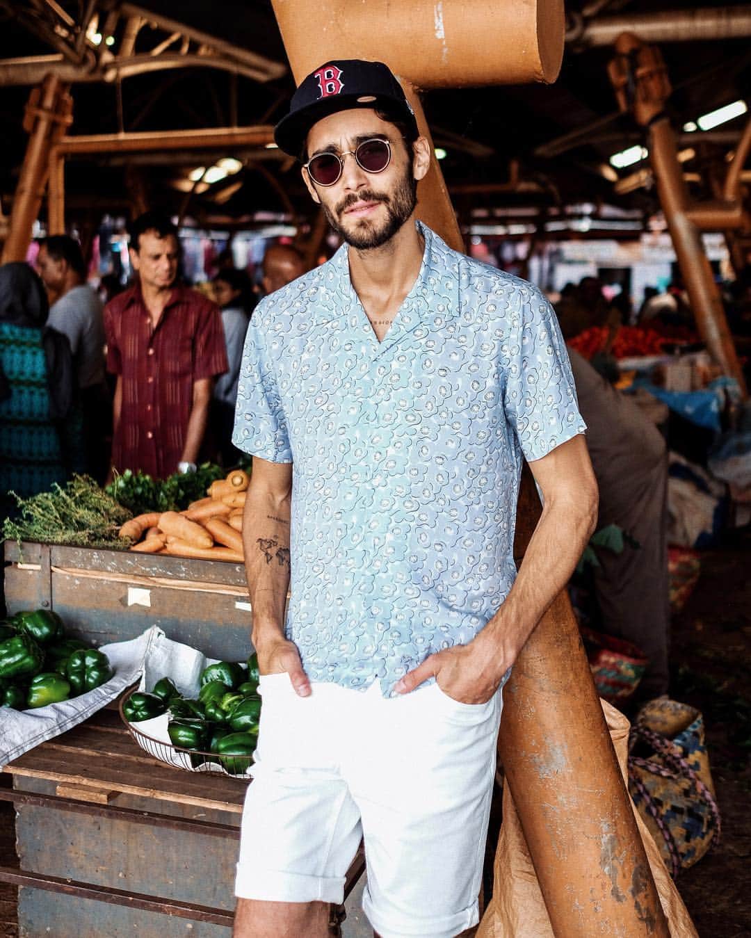 NICOLAS SIMOESのインスタグラム：「Visit of Flacq’s local market with the chef before a cooking class 🥘 Swipe left for the photo gallery into Mauritian life 😍」