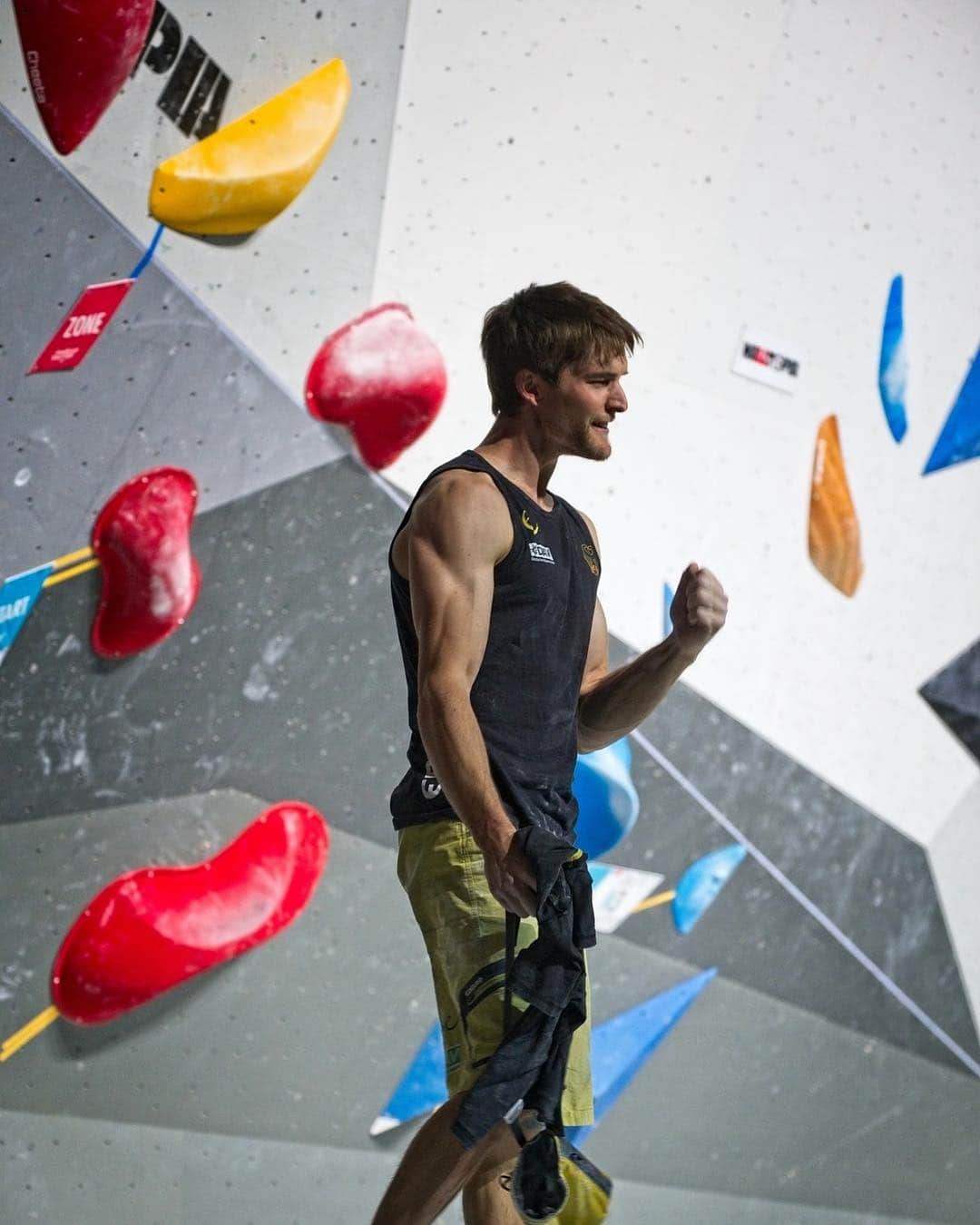 ヤン・ホイヤーのインスタグラム：「My 9th place in bouldering was all I needed to qualify for the first ever combined finals 🍾😎 @tomoa_narasaki @adam.ondra @jakob.schubert @fujii_kokoro @kai_hrd and I are the lucky guys that get to compete in all 3 disciplines tomorrow 😍 I have never been more dedicated to training than before this World Championships and can’t believe it all worked out perfectly in the end 😅 @madrockclimbing  @mammut_swiss1862 @neprosport 📷 @ralph Stöhr」