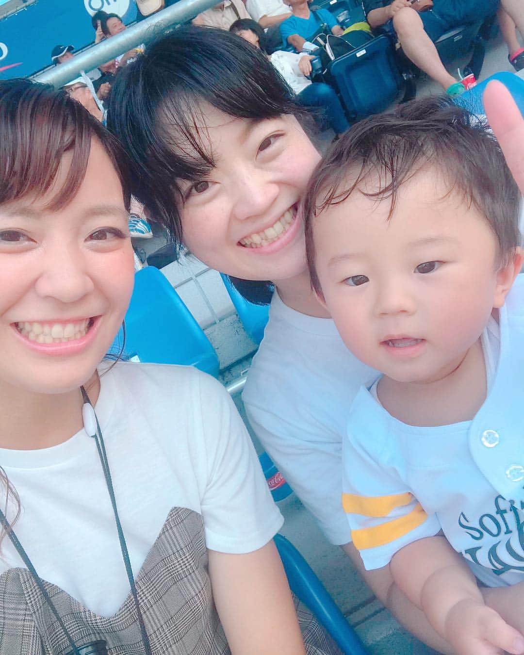 上杉あずさのインスタグラム：「. #タマスタ筑後 で #野球観戦 #⚾️ 彩ちゃんと悠太(はるた)のタマスタデビュー🐣 #従姉妹だよ 涼しいと思ってたのに相当暑かったよおお😂😂はるちゃんはたまに涼しいとこに避難させつつも拍手したりバンザイしたり🙌🏼さすがママの英才教育？の成果でした💕💕彩ちゃんはデスパイネに興奮(笑)復帰後初打席でホームランはさすがすぎた！！私ははるたが可愛すぎて癒されて幸せでした👶🍼💕はよ母になってみたい(笑)ってまだまだ自分が子供過ぎる😂 はるたと #ひな丸 の可愛いの共演が･･･予想外にもはるた大泣き😭ひよこ怖かったらしいwwそれみてひな丸しょんぼり(´・ω・｀)いつか仲良くなってね❤️❤️ #🐣 #👶🏻 #野球 #ソフトバンクホークス #sbhawks #プロ野球 #ウエスタンリーグ #2軍 #筑後 #chikugo #fukuoka #kurume #baseball #npb #farm #game #fresh #player #baby #debut #enjoybaseball」