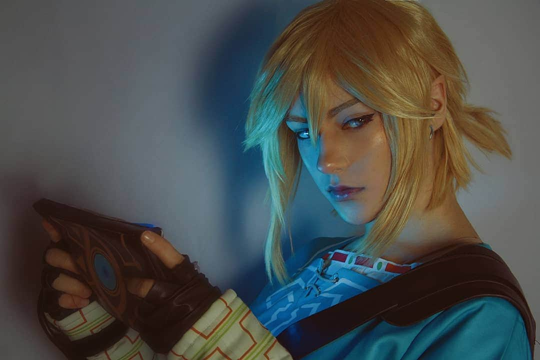 Geheさんのインスタグラム写真 - (GeheInstagram)「is that me using blue lighting again? Yes. It is.  Portrait pic of BotW Link #BotW #Cosplay #Zelda #BreathofTheWild #LinkCosplay  cosplay from @miccostumes」9月16日 3時46分 - geheichou